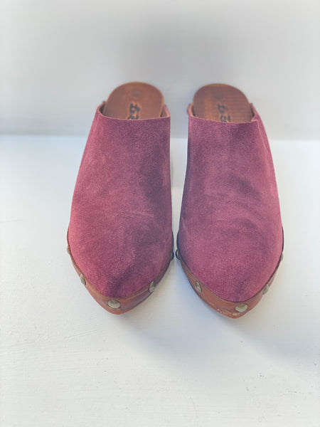 Lo Zoccolo Texy è una scarpa artigianale realizzata a mano. 