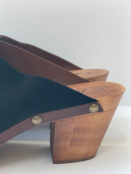 Lo Zoccolo Texy è una scarpa artigianale realizzata a mano. 